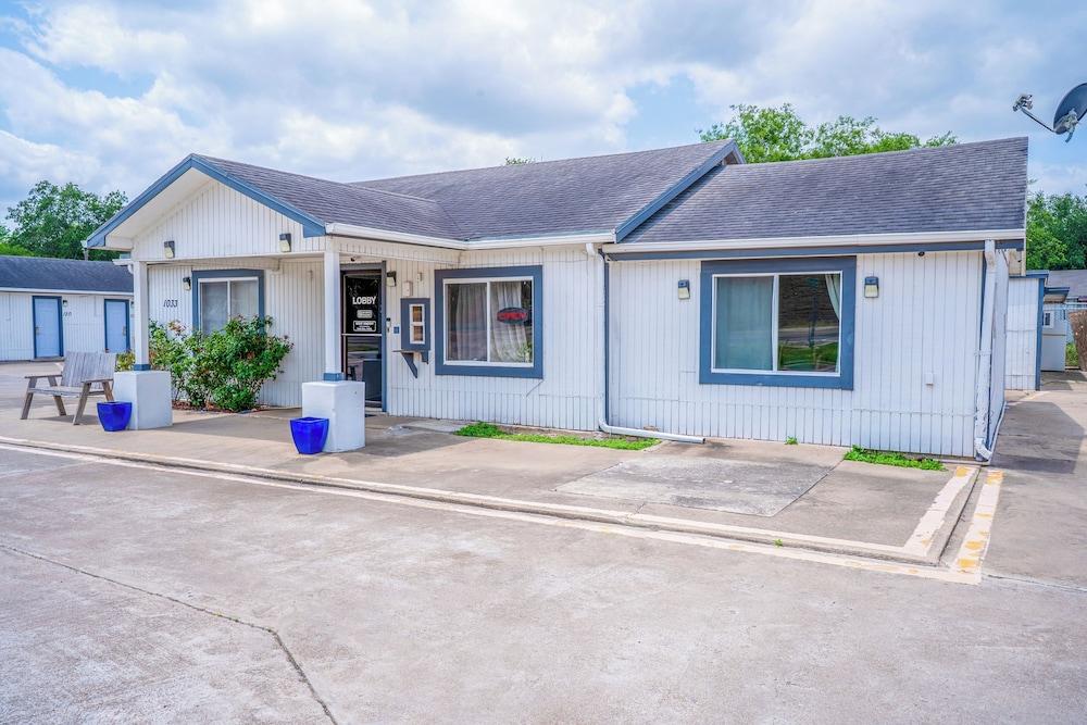 OYO Budget Inn Falfurrias Hwy 281 photo 5