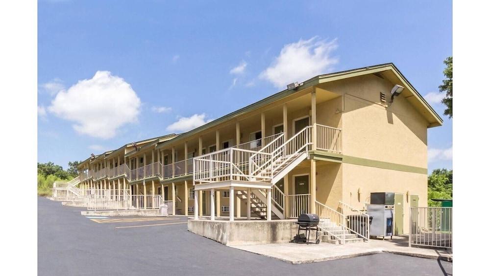 Home Suites Hill Country photo 11