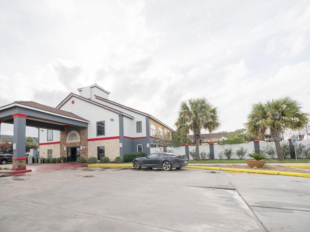 Baymont by Wyndham Houston North photo 11