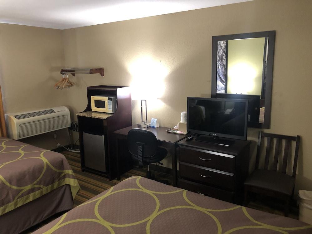Super 8 by Wyndham Topeka/Wanamaker RD/I-70 photo 2