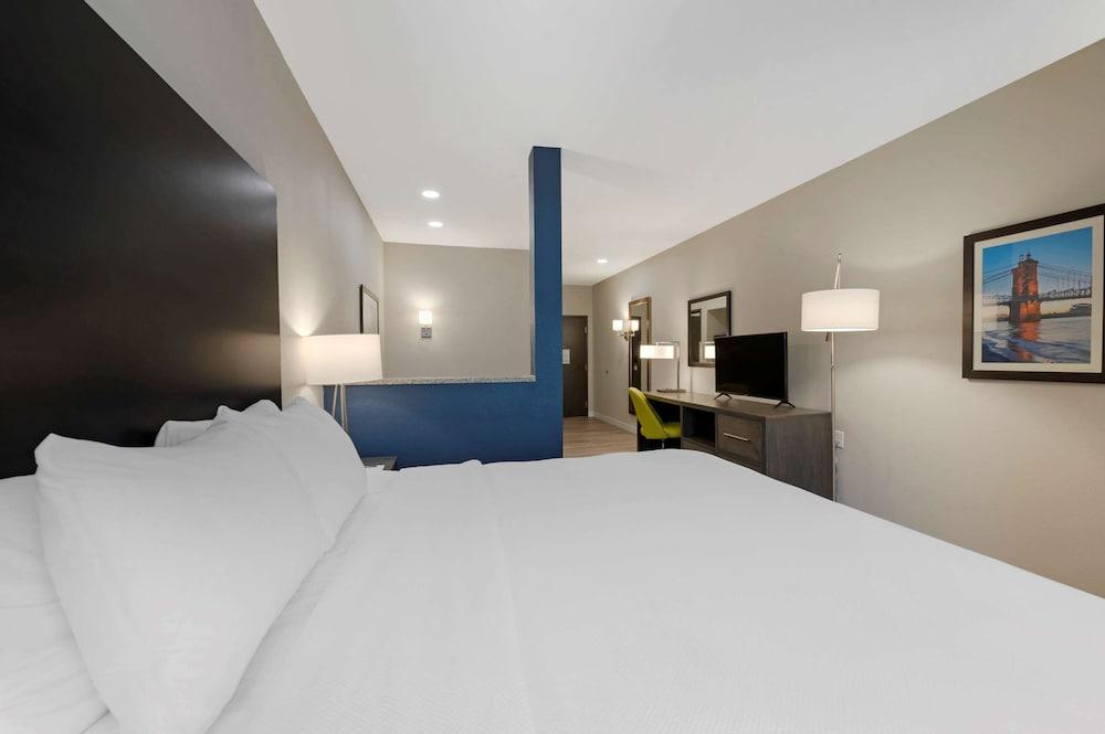 Comfort Suites Cincinnati University - Downtown photo 18