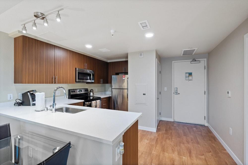 Global Luxury Suites at Woodbury photo 10