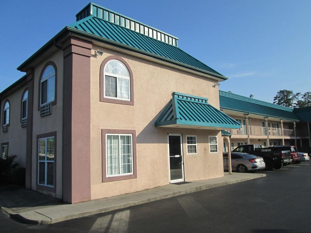 Delux Inn & Suites photo 18