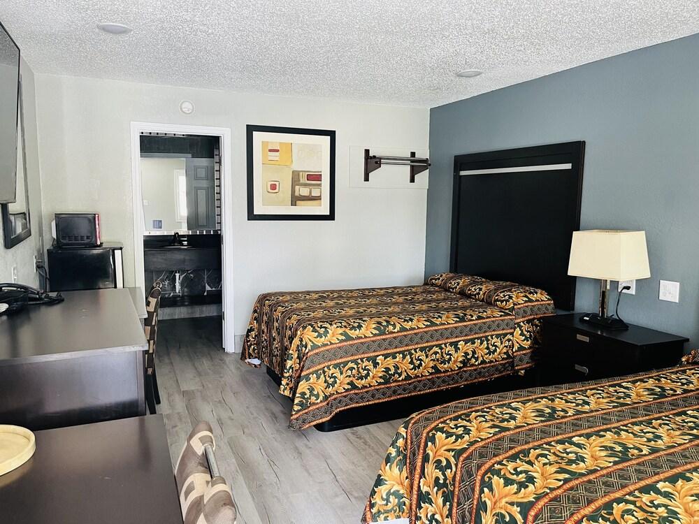 Town House Motel photo 20