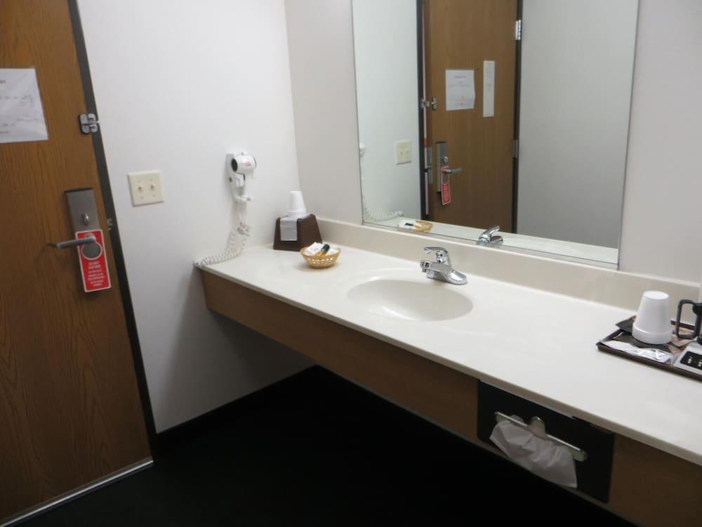 AmeriVu Inn and Suites - Stanley photo 20