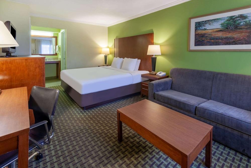 Days Inn by Wyndham Austintown photo 40