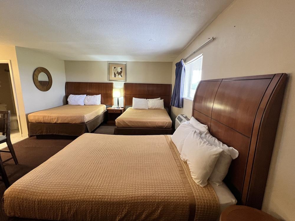 Americas Best Value Inn Edna photo 13