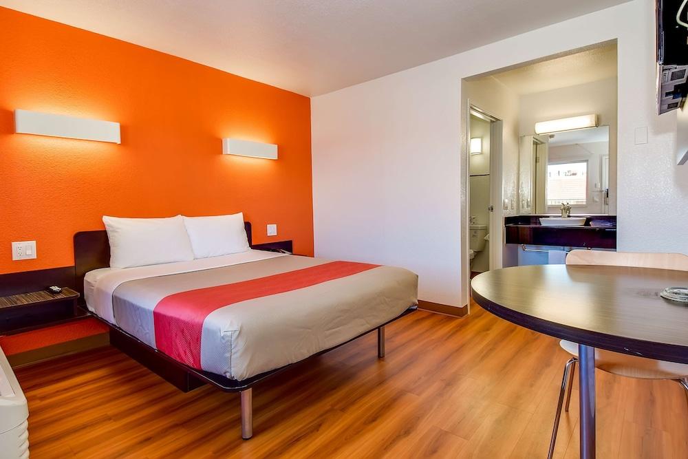 Motel 6 Riverside, CA - South photo 8