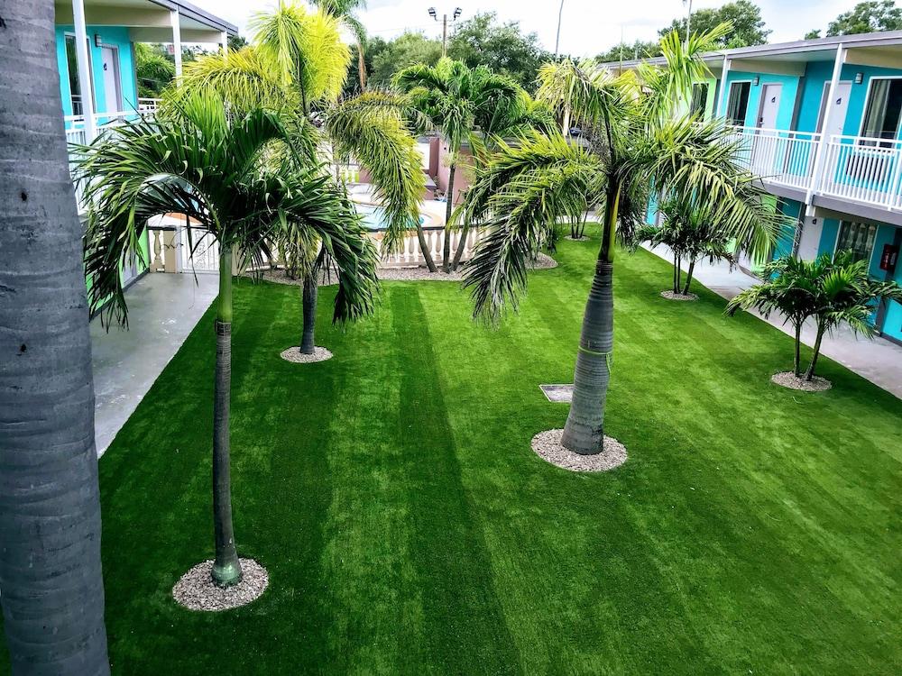 Tropical Inn & Suites photo 9