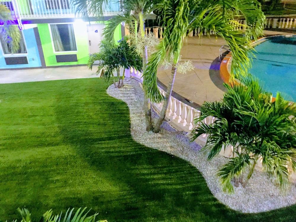 Tropical Inn & Suites photo 48