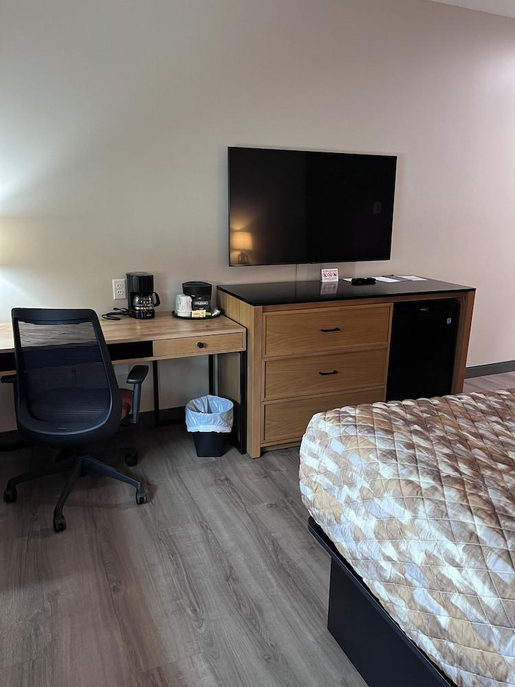 Hamburg Inn & Suites photo 7