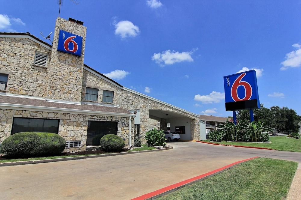 Motel 6 Austin, TX - Central Downtown UT photo 36