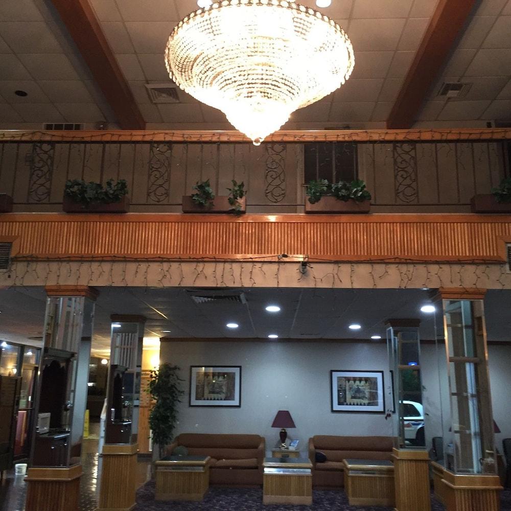 Regency Inn & Suites photo 1