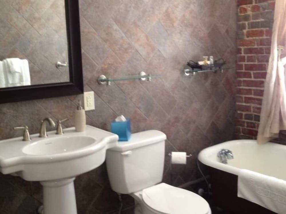Hamilton House Inn photo 33