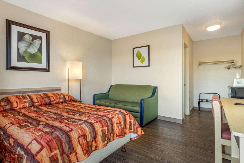 Rodeway Inn photo 22