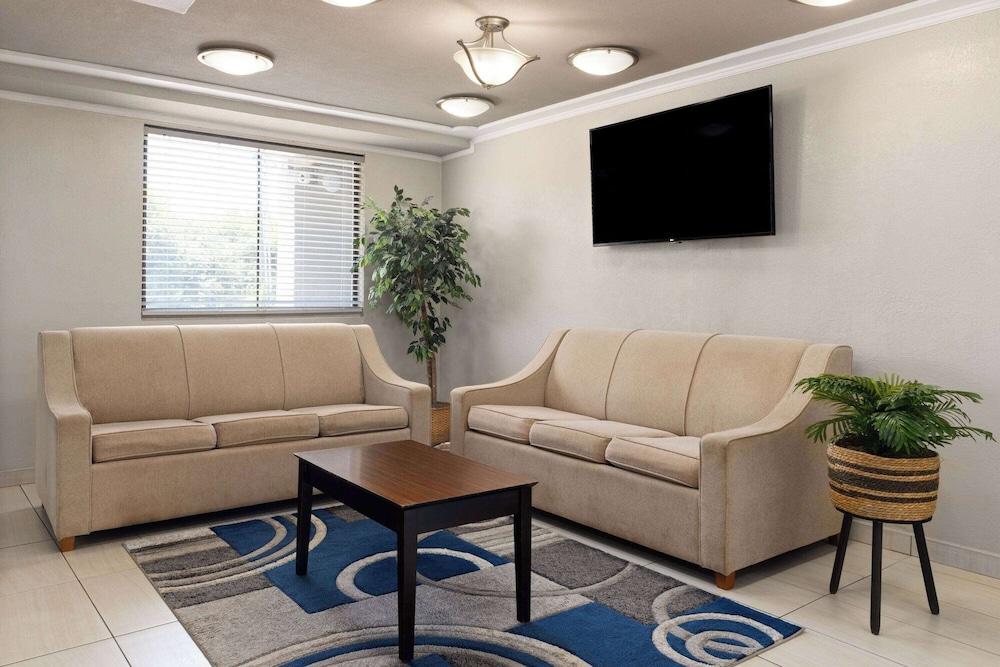 Days Inn & Suites by Wyndham Indianapolis Airport East photo 6