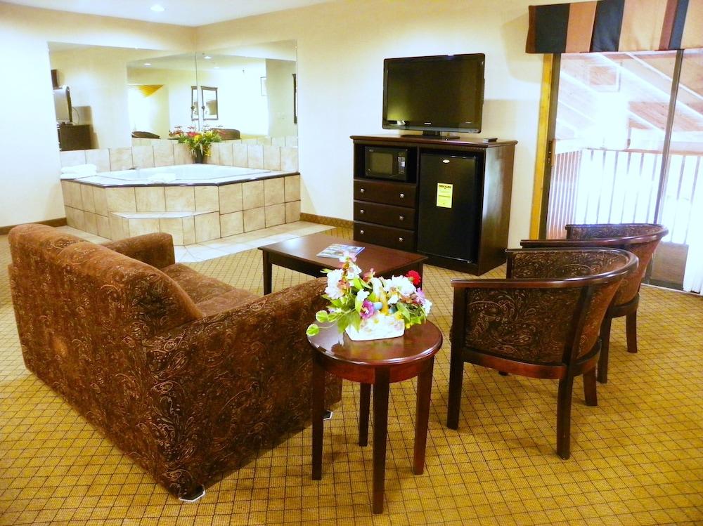 Royalton Inn & Suites photo 20
