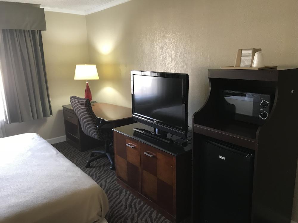 Hometown Inn & Suites photo 3
