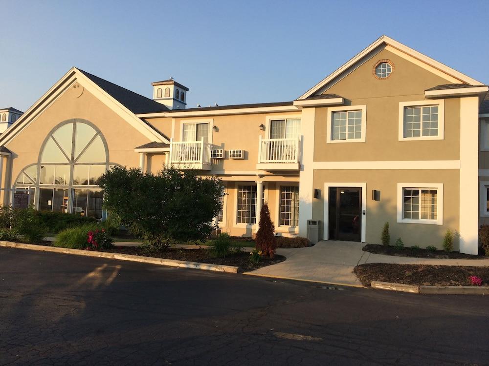 Baymont by Wyndham St. Ignace Lakefront photo 34