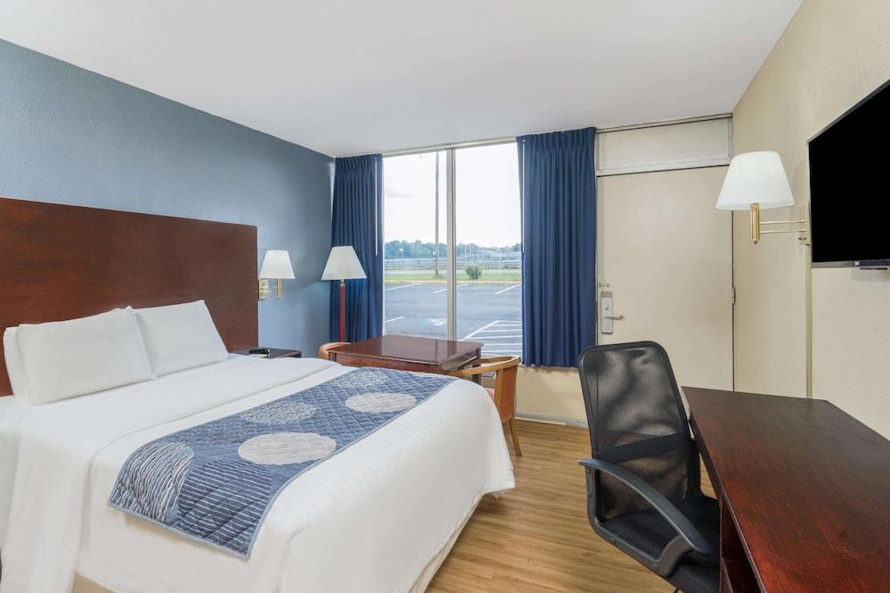 Days Inn by Wyndham Statesville photo 8