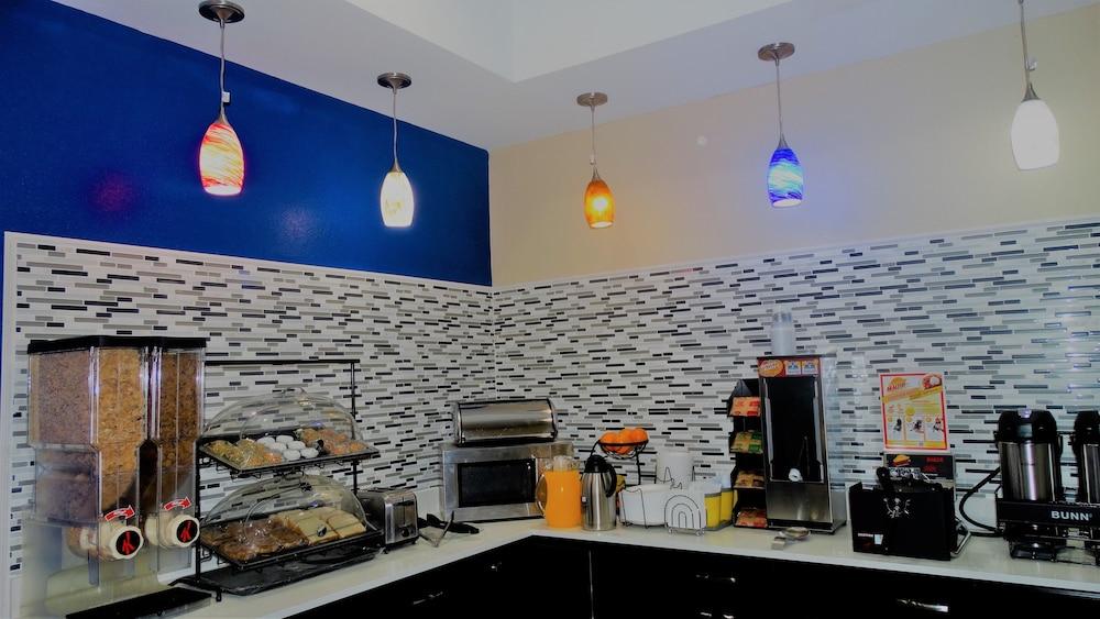 Oak Tree Inn & Suites photo 15