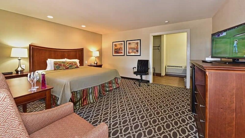 Sunday House Inn and Suites photo 9