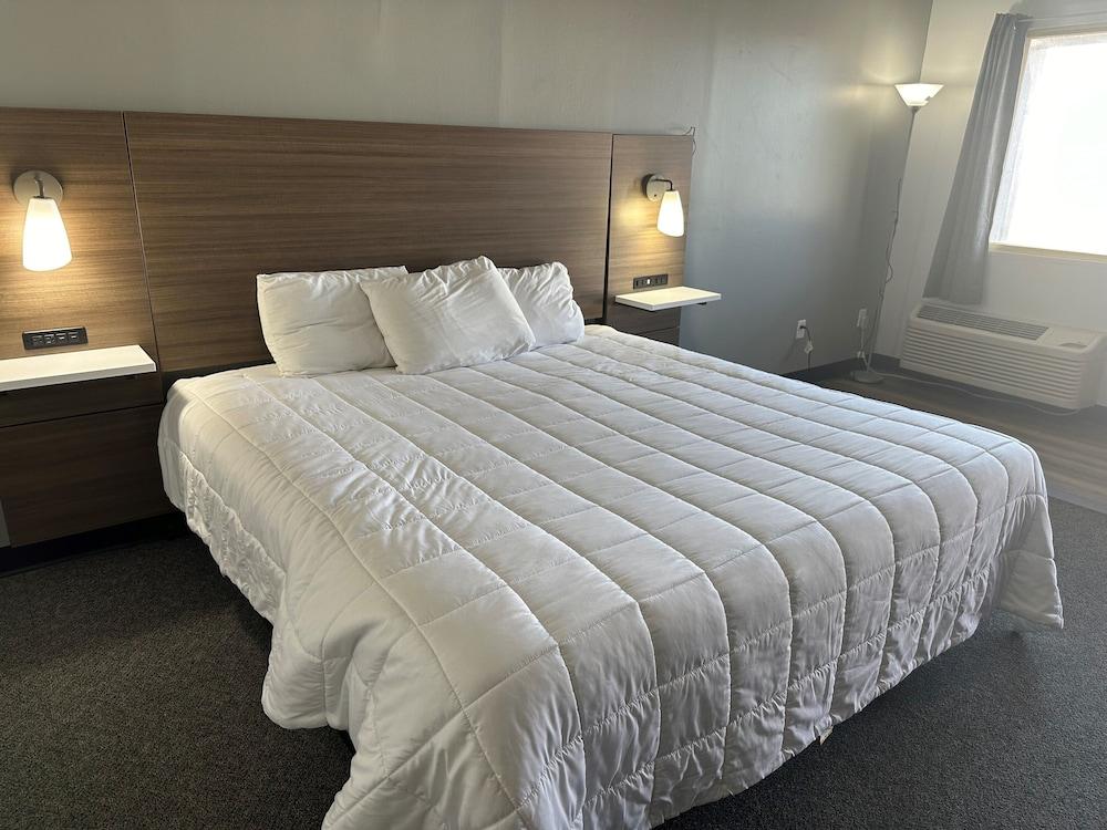 Home-Towne Lodge photo 14