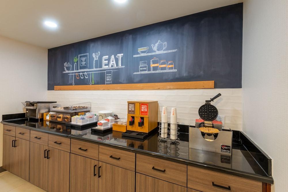 Hampton Inn Belle Vernon photo 18
