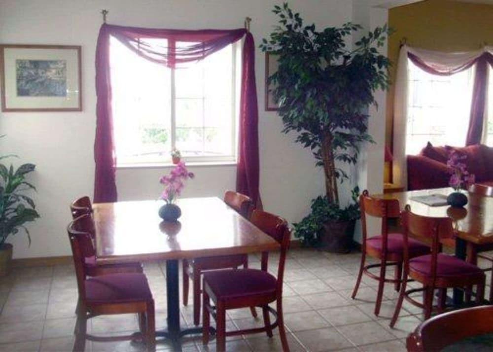 Rodeway Inn Salina North photo 11