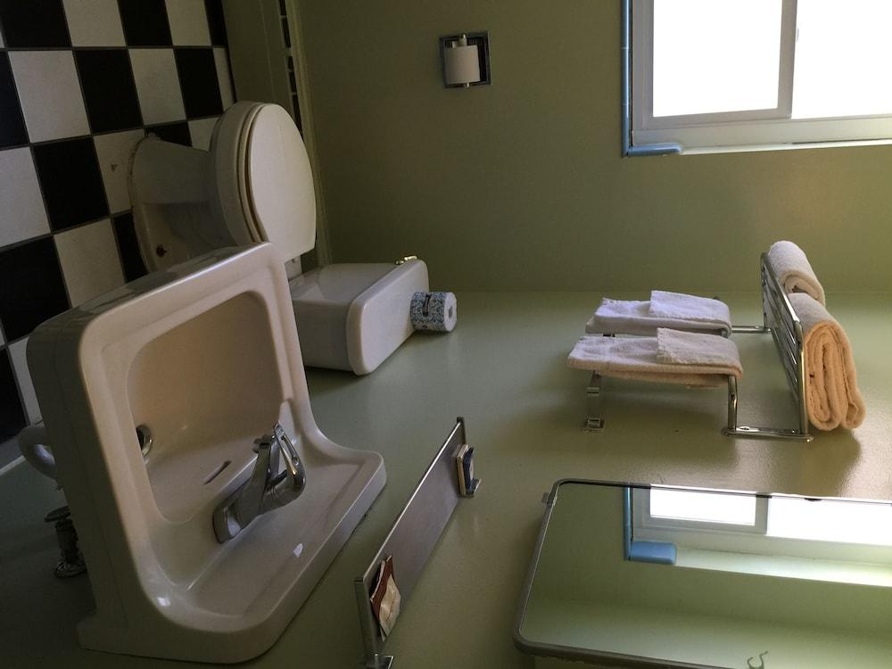 Travelers Motel photo 8