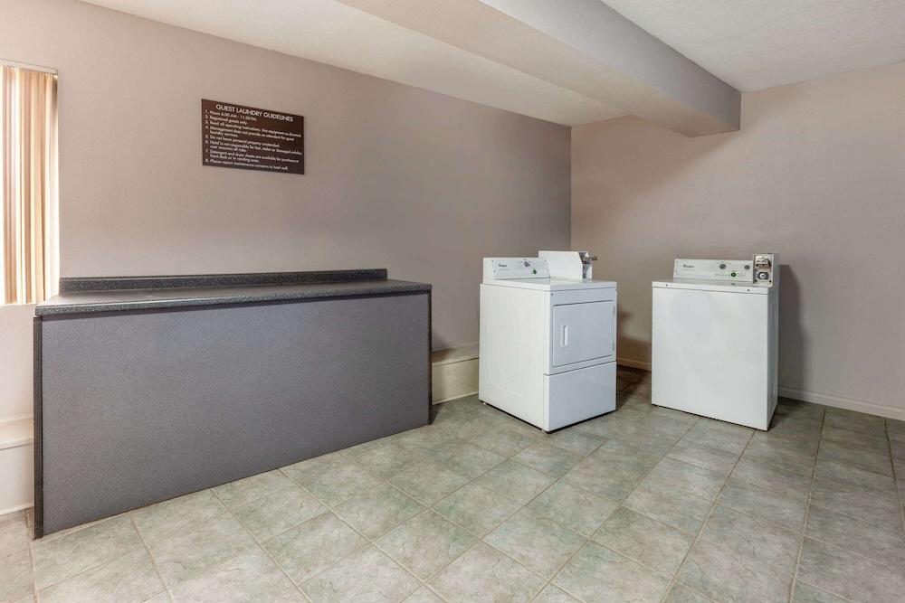 Days Inn by Wyndham Austintown photo 65
