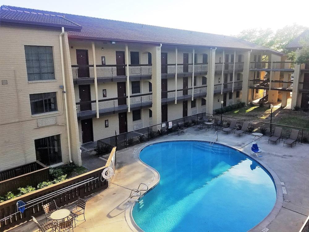 Red Roof Inn & Suites Houston - Hobby Airport photo 10