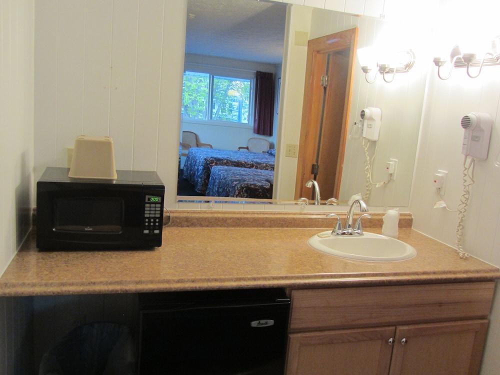Green Dolphin Motel photo 12