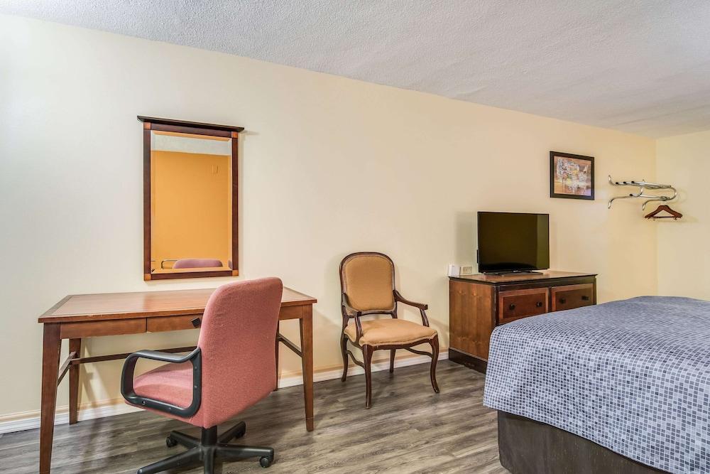 Econo Lodge At Six Flags photo 4