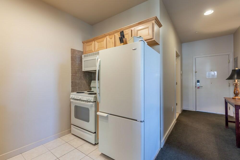 Ebb Tide Suites photo 4