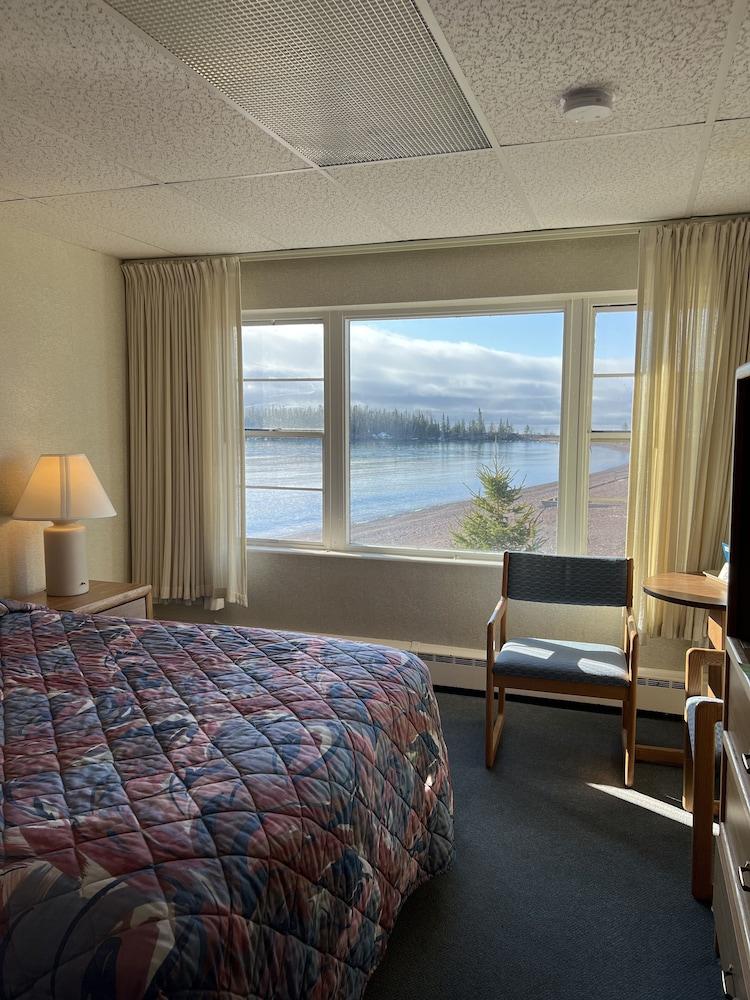 The Shoreline Inn photo 48