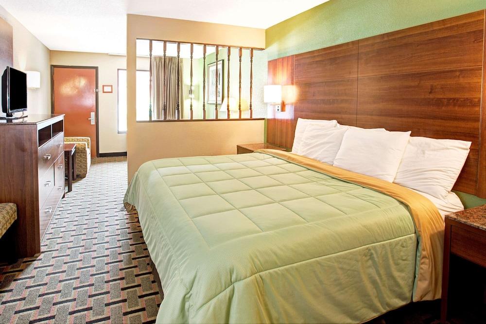 Days Inn by Wyndham Conover-Hickory photo 18