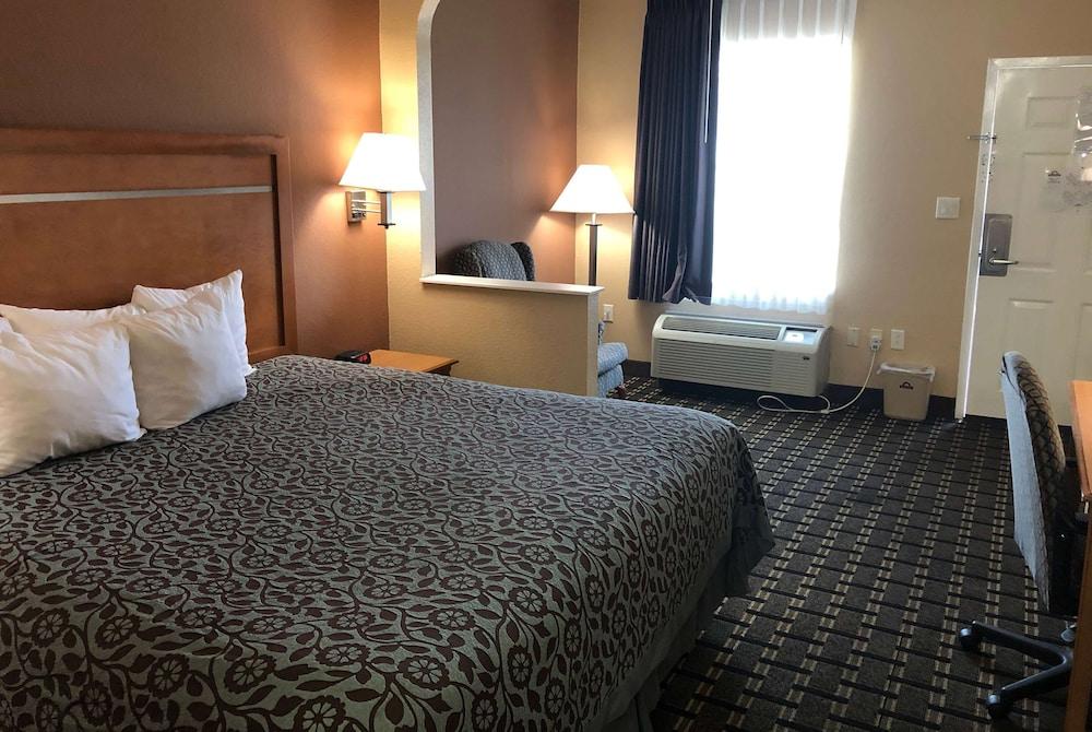 Days Inn by Wyndham Columbus photo 9