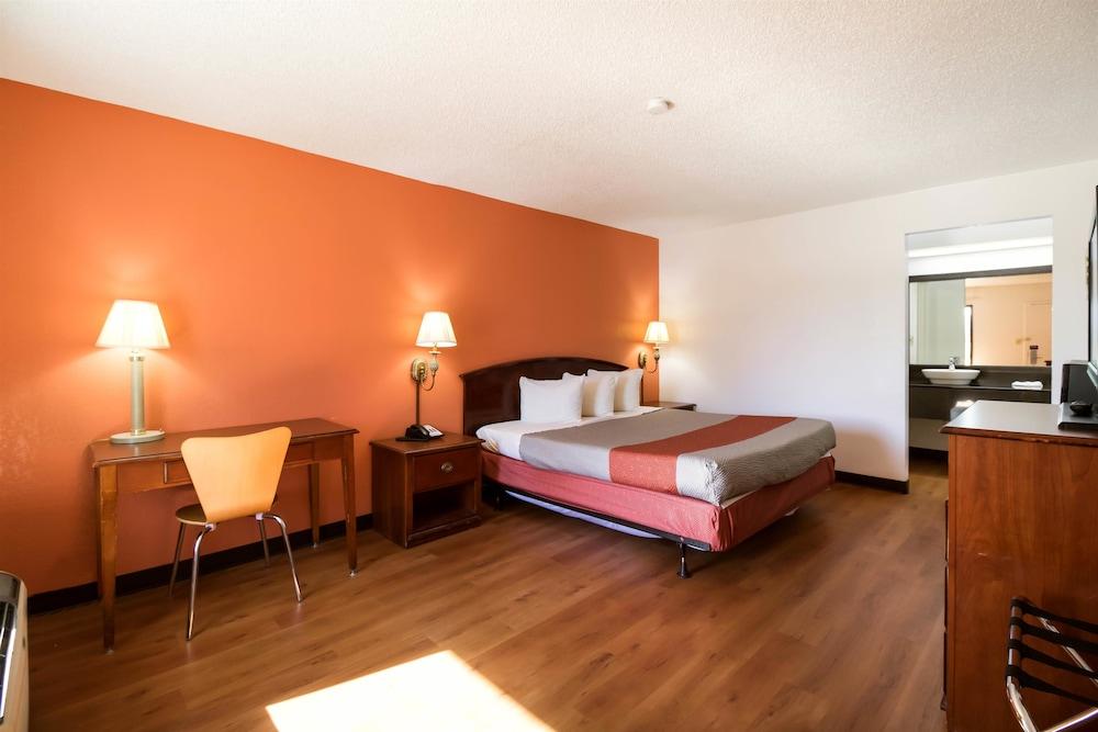 Econo Lodge photo 36