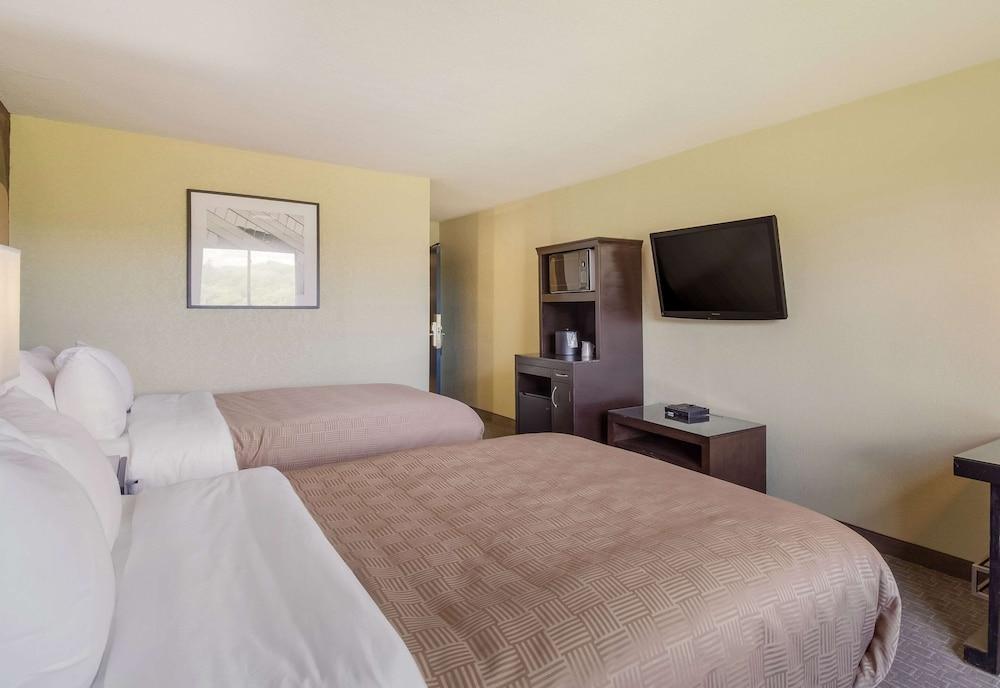Clarion Inn photo 16