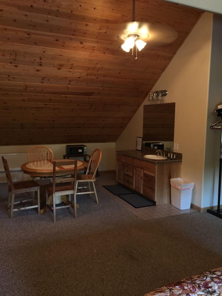 Twin Peaks Lodge and RV Park photo 14