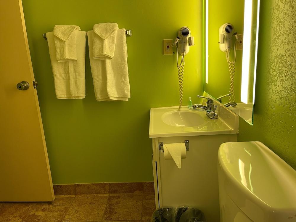 Clarion Inn photo 17