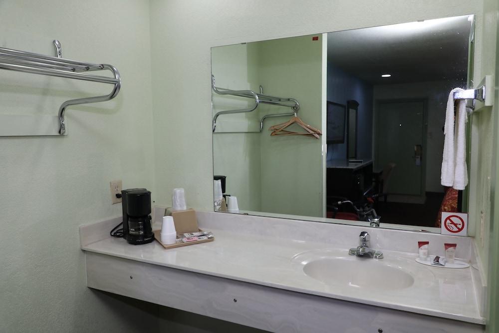 Budget Inn photo 8