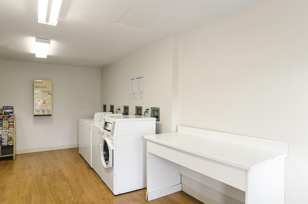 HomeTowne Studios By Red Roof Denver - Glendale/ Cherry Creek photo 21