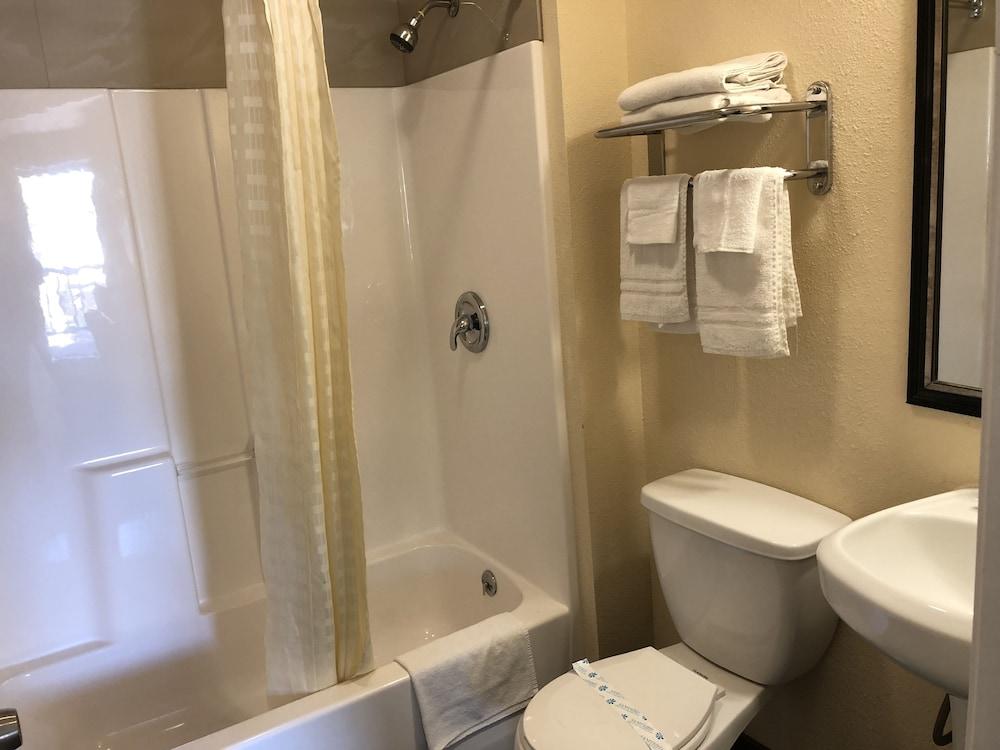 Lamplighter Motel photo 24