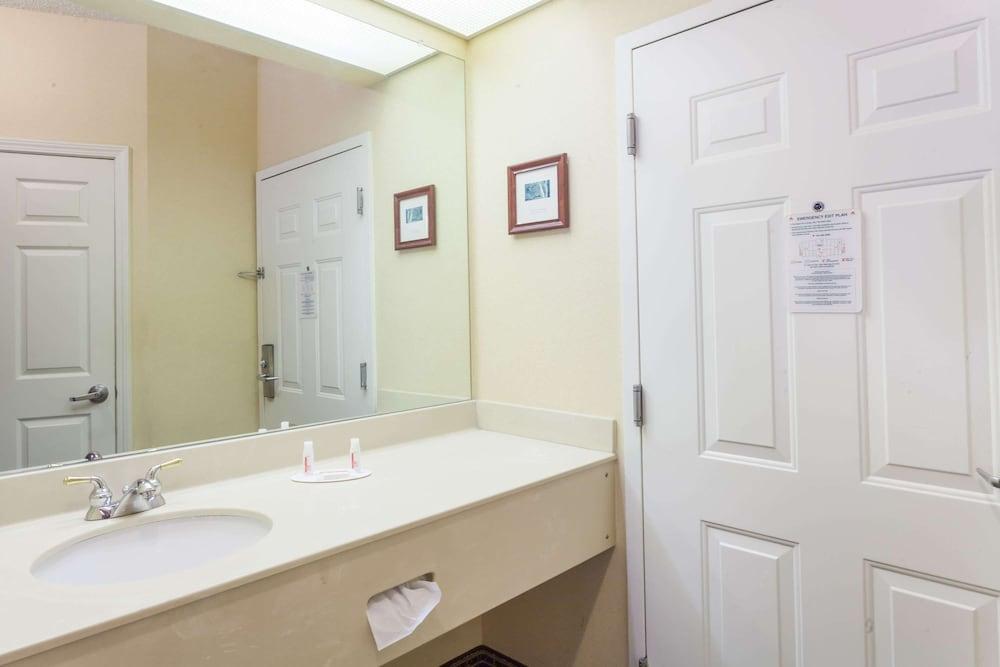Baymont by Wyndham Columbia Maury photo 10