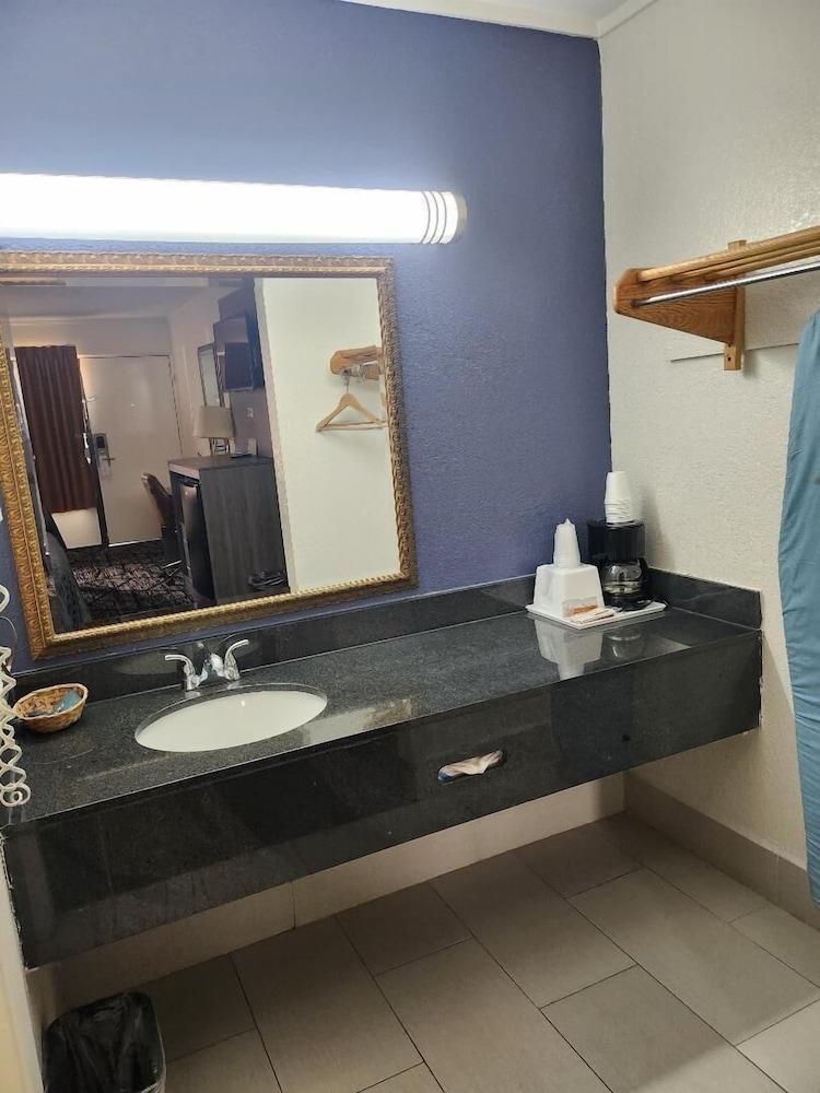 Americas Best Value Inn Forest photo 6