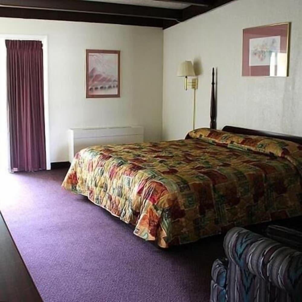 Hometown Inn Staunton photo 10