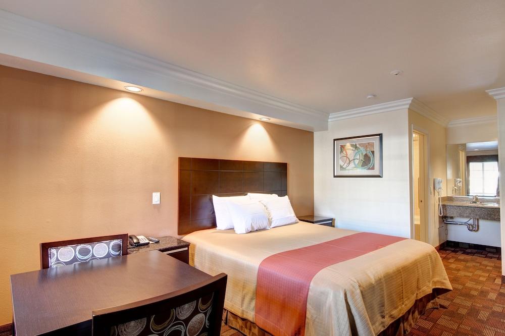 Ontario Inn & Suites photo 12