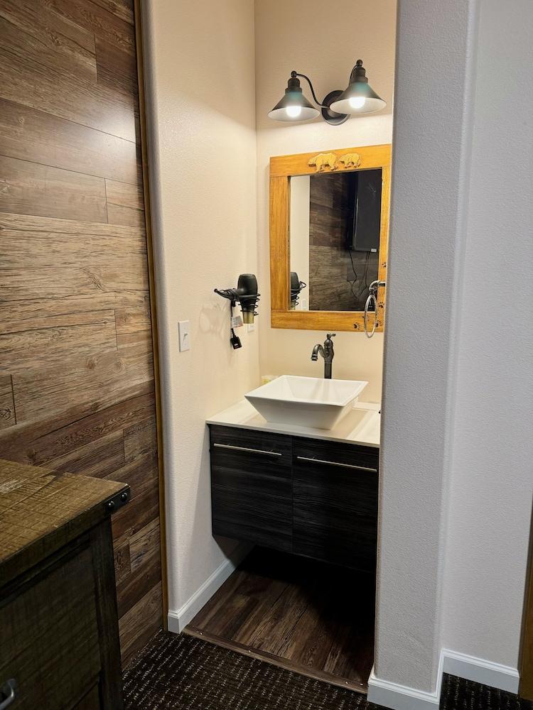 Grizzly Lodge Motel photo 9
